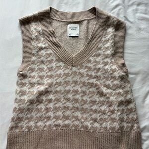 Abercrombie & Fitch Women's Beige V-Neck Sweater Vest